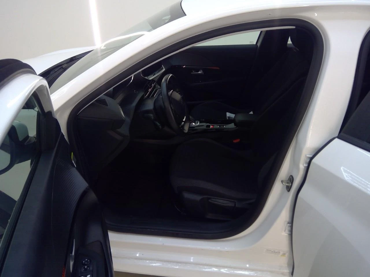 Peugeot 208  e-208 50 kWh Active, снимка 5 - Автомобили и джипове - 53981641