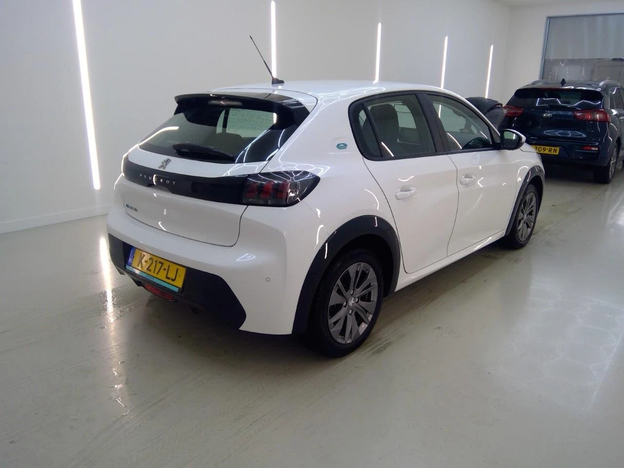 Peugeot 208  e-208 50 kWh Active, снимка 3 - Автомобили и джипове - 53981641