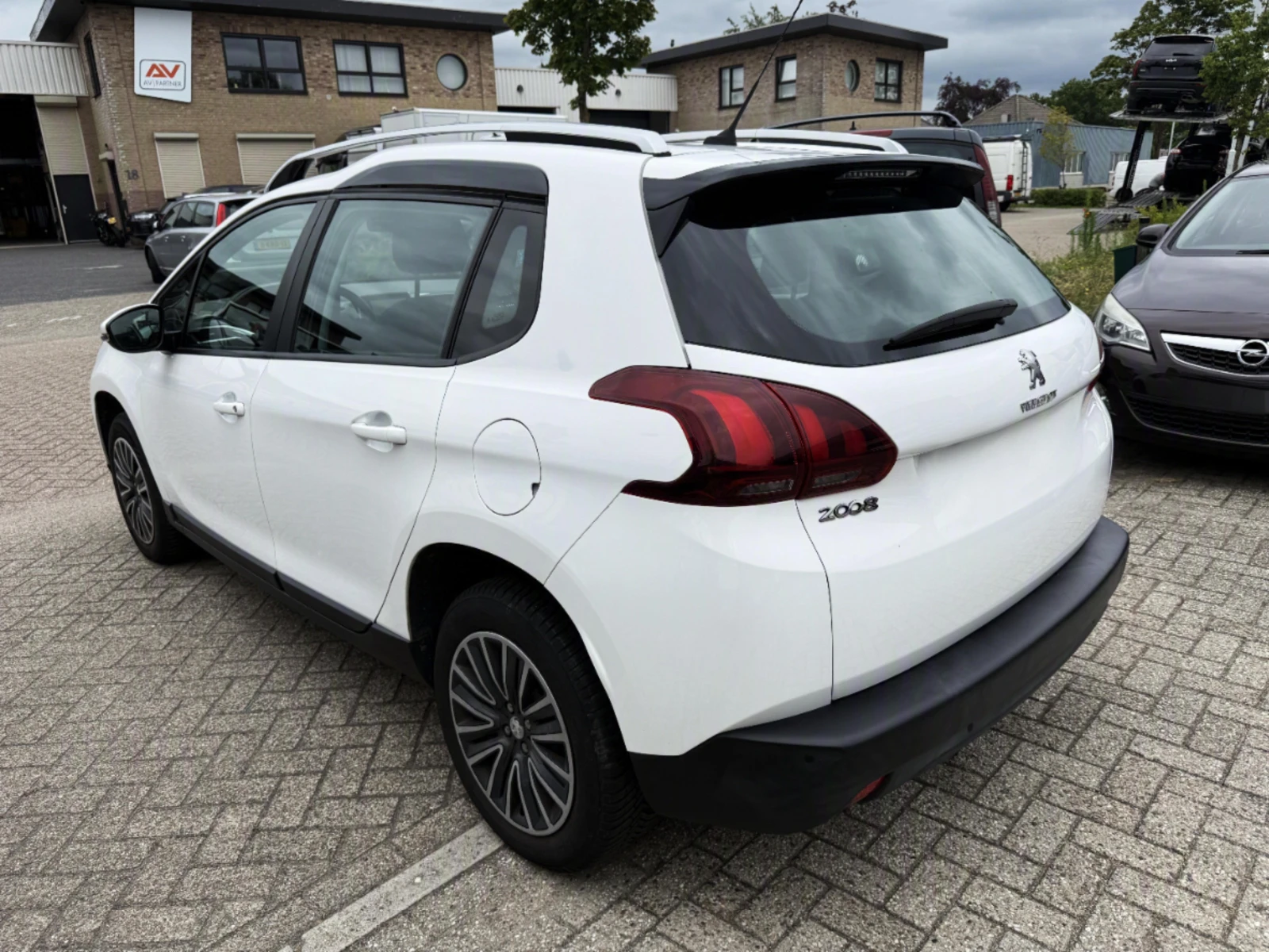 Peugeot 2008, снимка 3 - Автомобили и джипове - 55626268