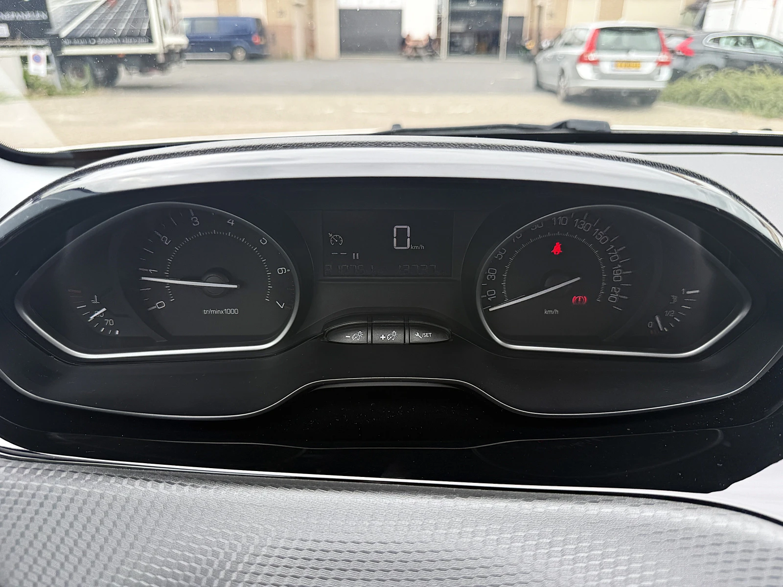 Peugeot 2008, снимка 8 - Автомобили и джипове - 55626268
