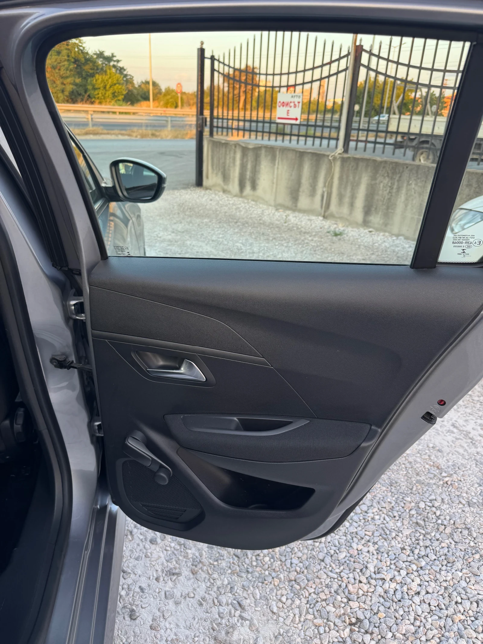 Peugeot 208 1.2, снимка 14 - Автомобили и джипове - 55850453