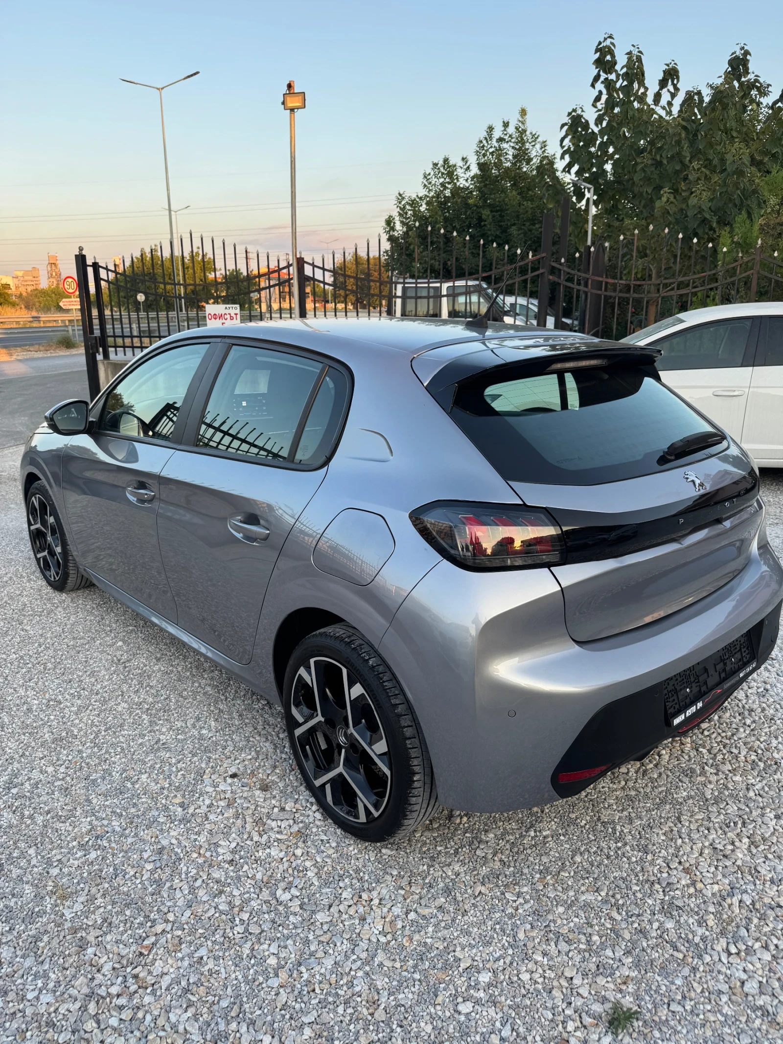 Peugeot 208 1.2, снимка 5 - Автомобили и джипове - 55850453