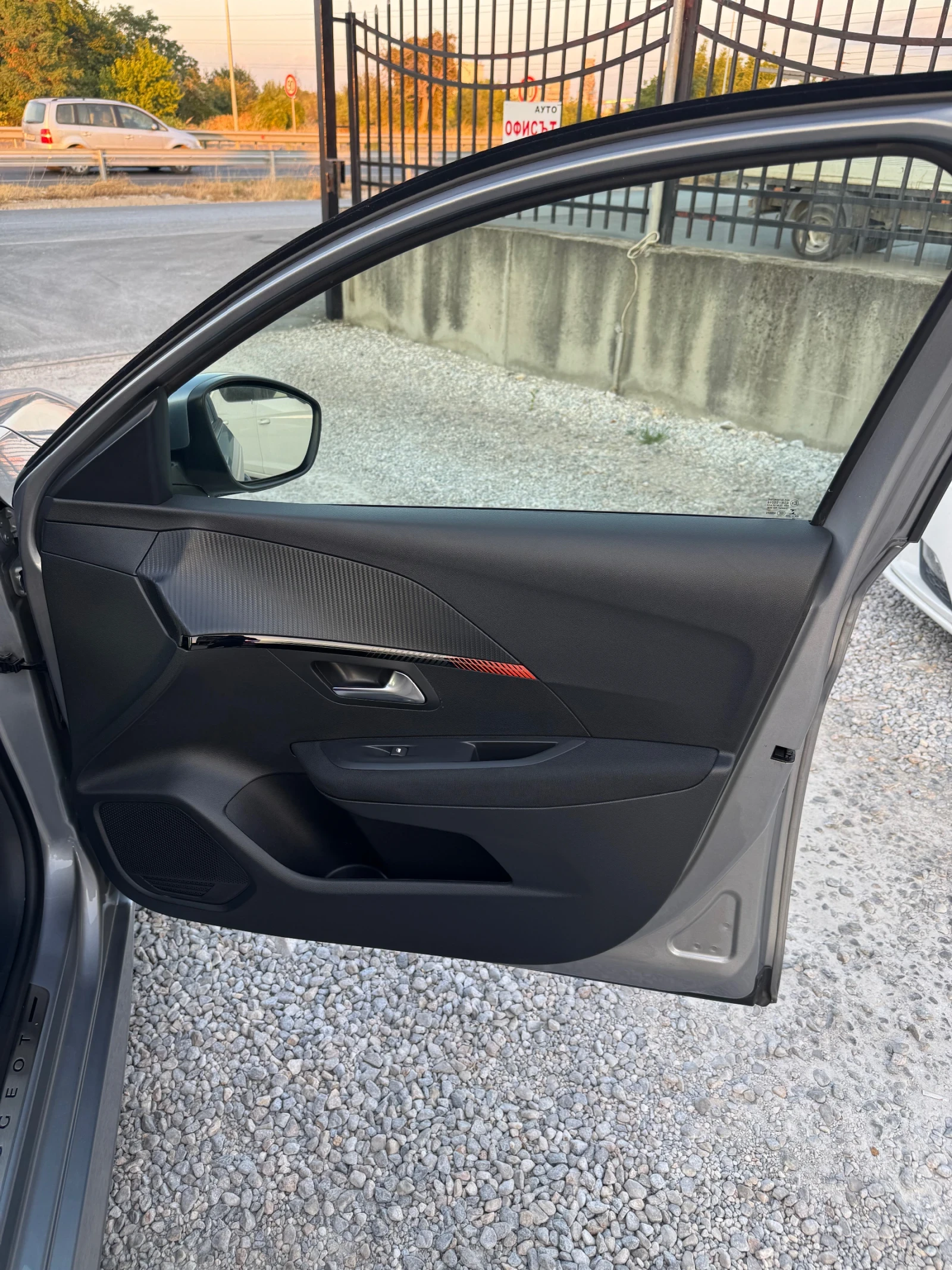 Peugeot 208 1.2, снимка 13 - Автомобили и джипове - 55850453