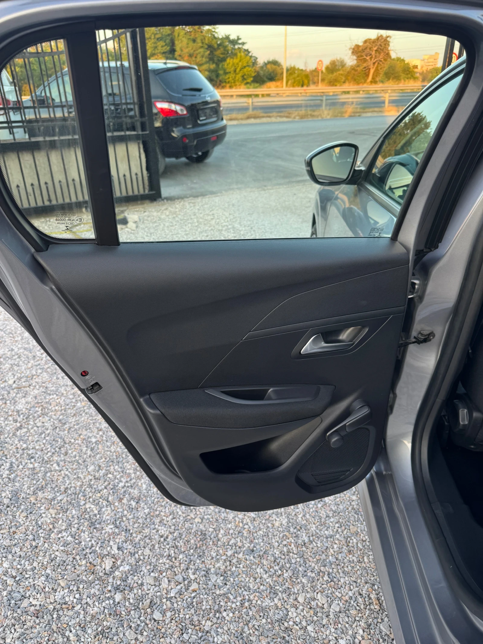 Peugeot 208 1.2, снимка 15 - Автомобили и джипове - 55850453