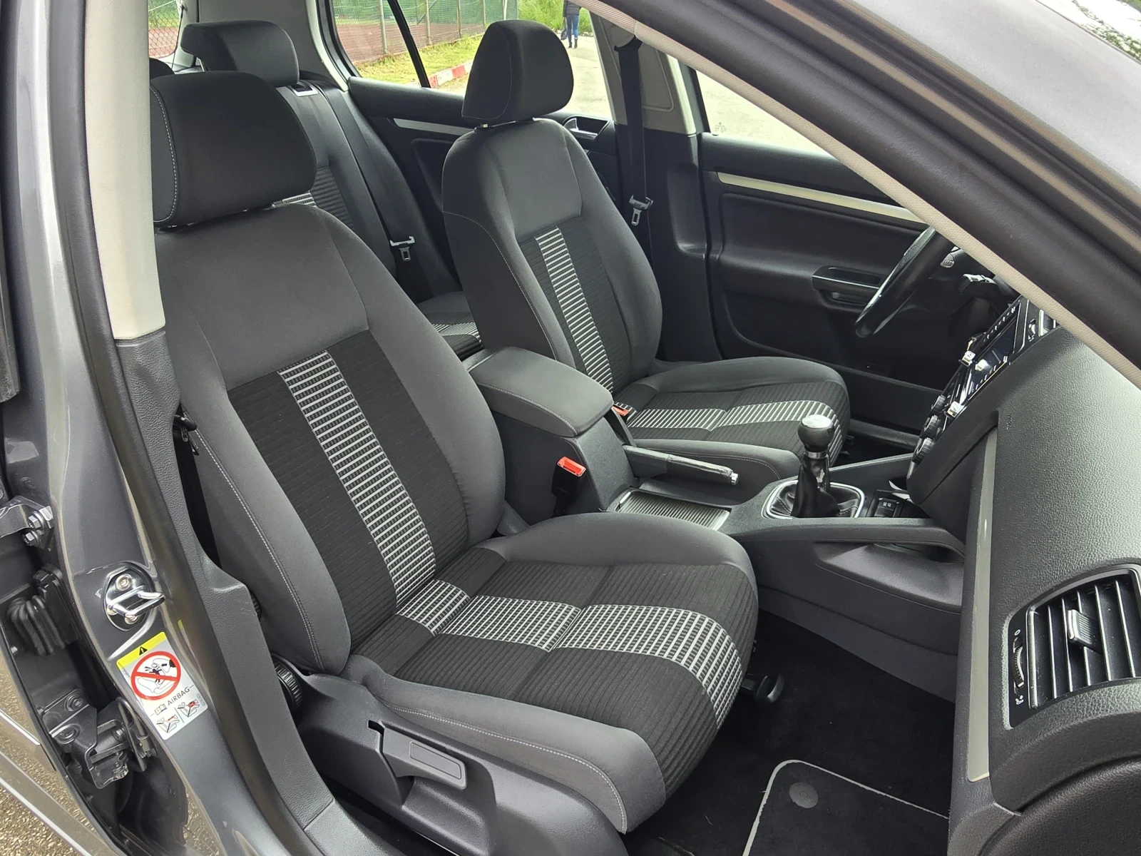 VW Golf 1.6 бензин стария мотор, снимка 16 - Автомобили и джипове - 54584228
