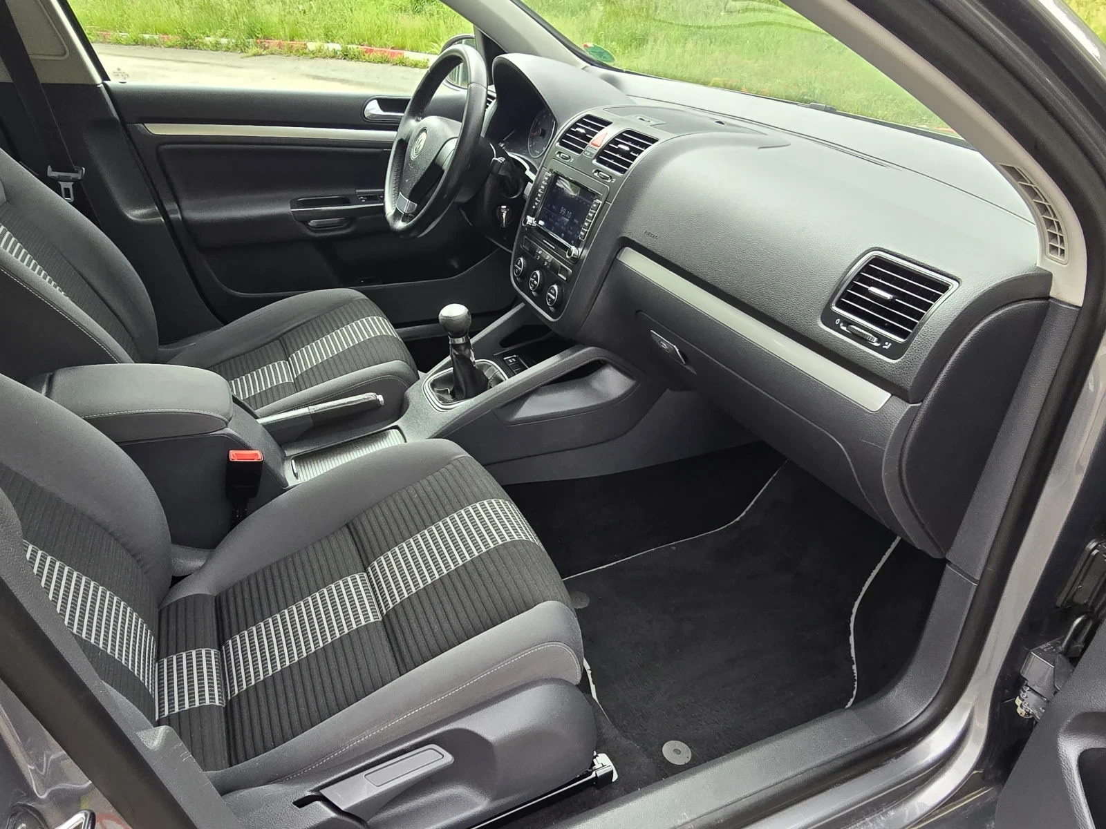 VW Golf 1.6 бензин стария мотор, снимка 12 - Автомобили и джипове - 54584228