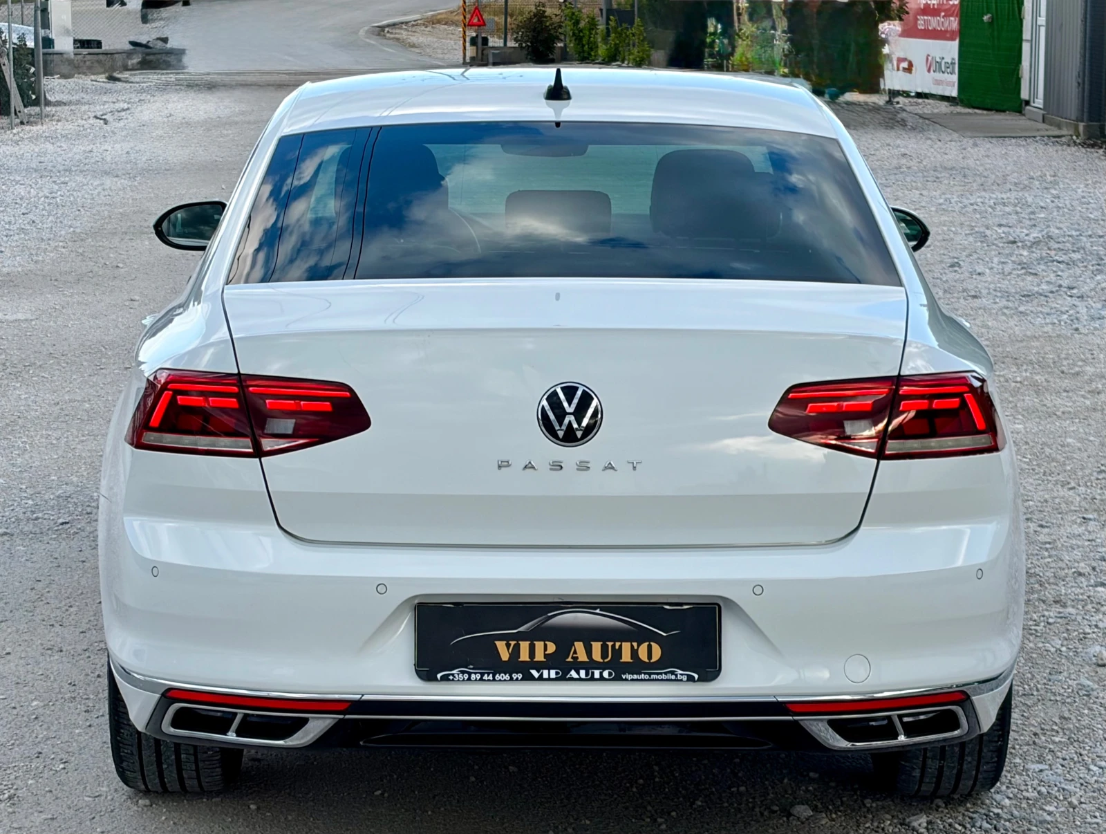 VW Passat R-LINE FACELIFT 2.0TDI DSG TOP FULL, снимка 4 - Автомобили и джипове - 54597421