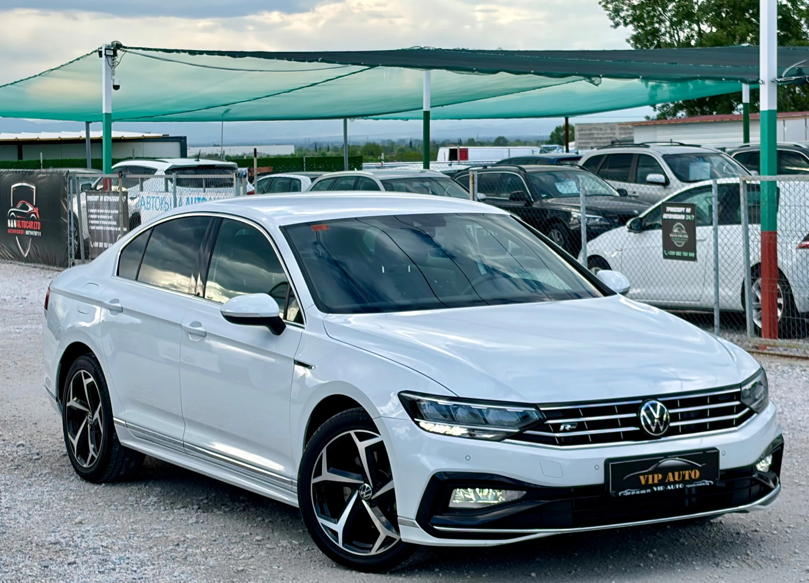 VW Passat R-LINE FACELIFT 2.0TDI DSG TOP FULL, снимка 2 - Автомобили и джипове - 54597421
