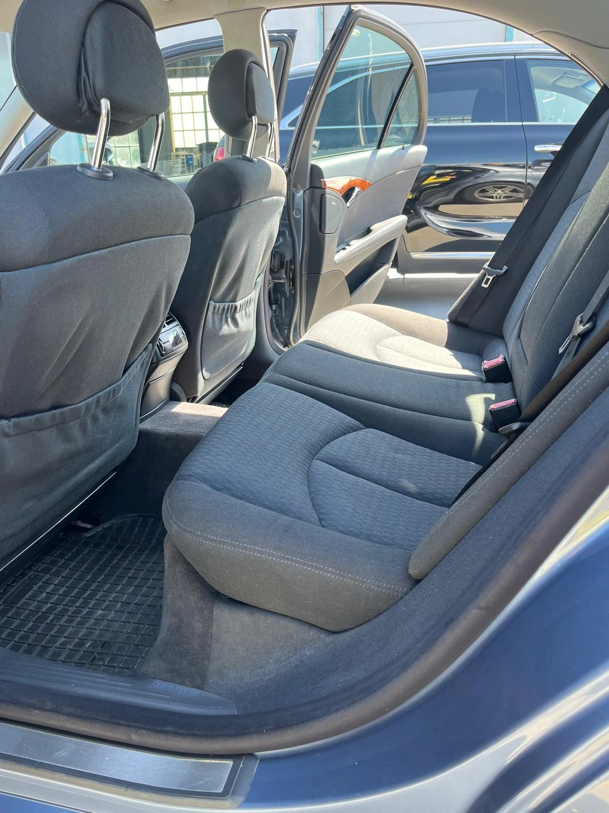Mercedes-Benz E 270 CDI Elegance, снимка 13 - Автомобили и джипове - 54626649