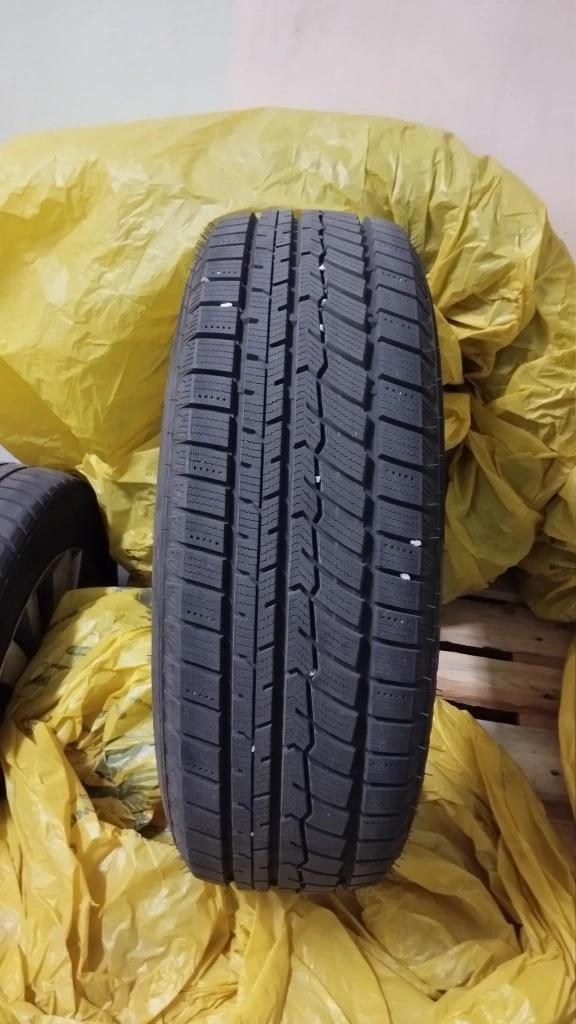 Гуми Зимни 185/65R15, снимка 1 - Гуми и джанти - 49461853