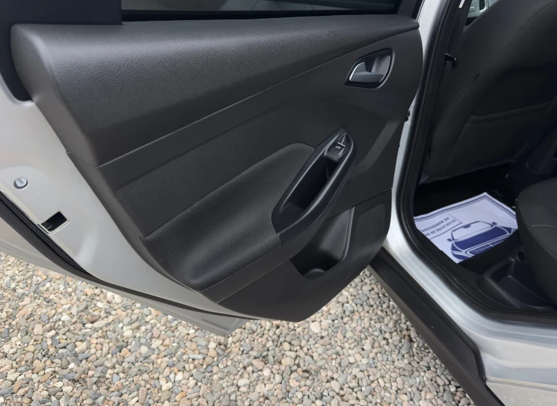 Ford Focus 1.6-120кс * LPG / TITANIUM / NAVI* , снимка 6 - Автомобили и джипове - 52658384