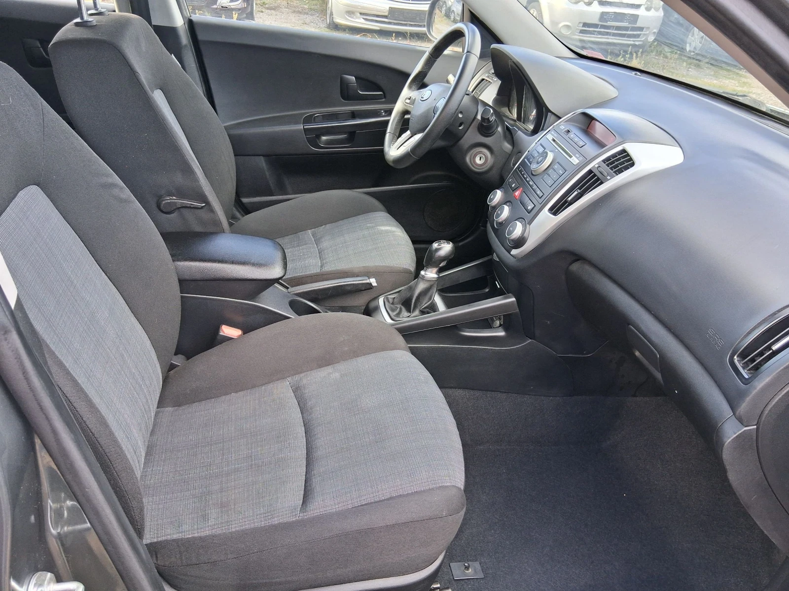 Kia Ceed 1.6 като нова  - изображение 10