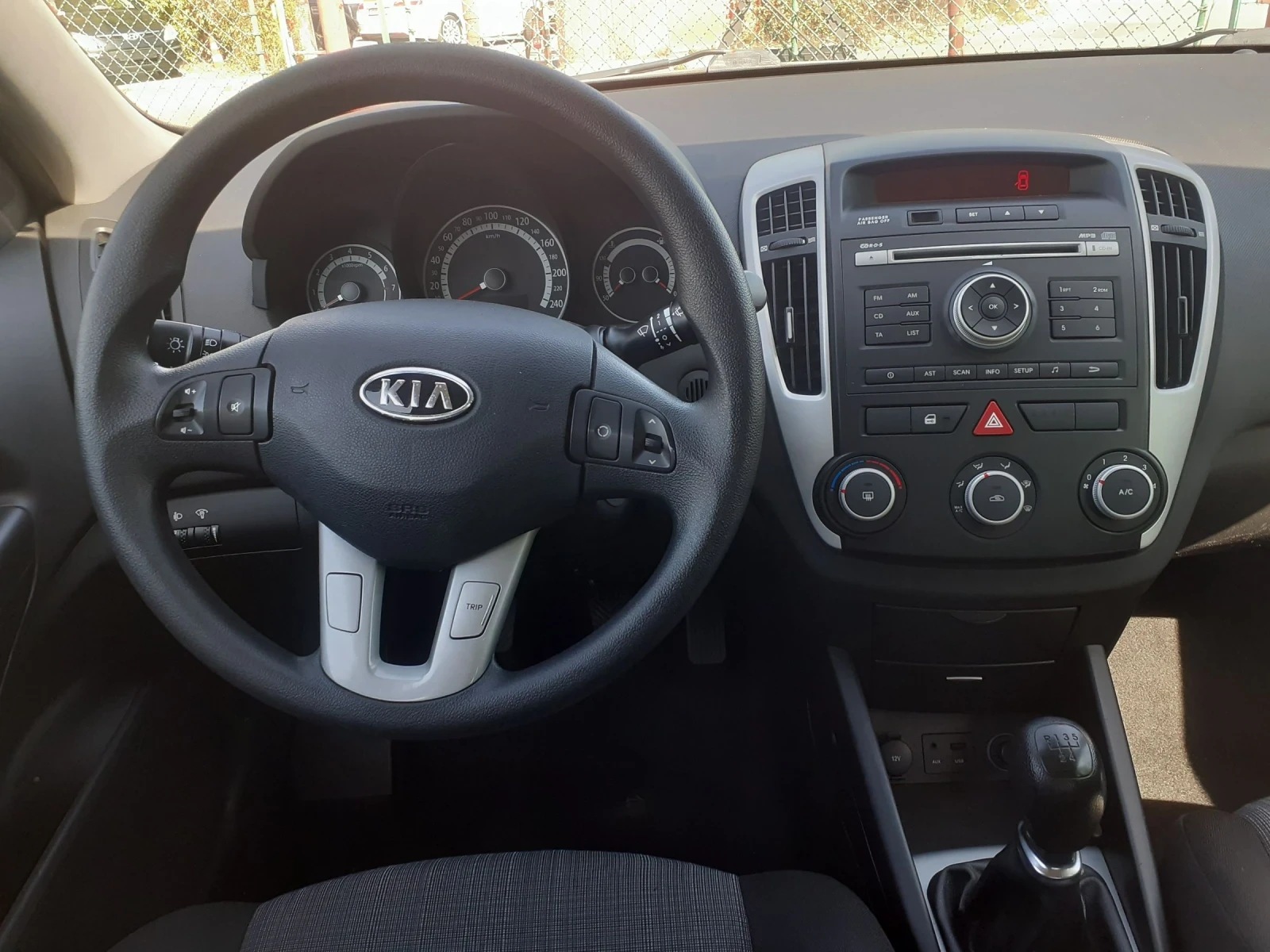 Kia Ceed 1.6 КАТО НОВА   - изображение 9