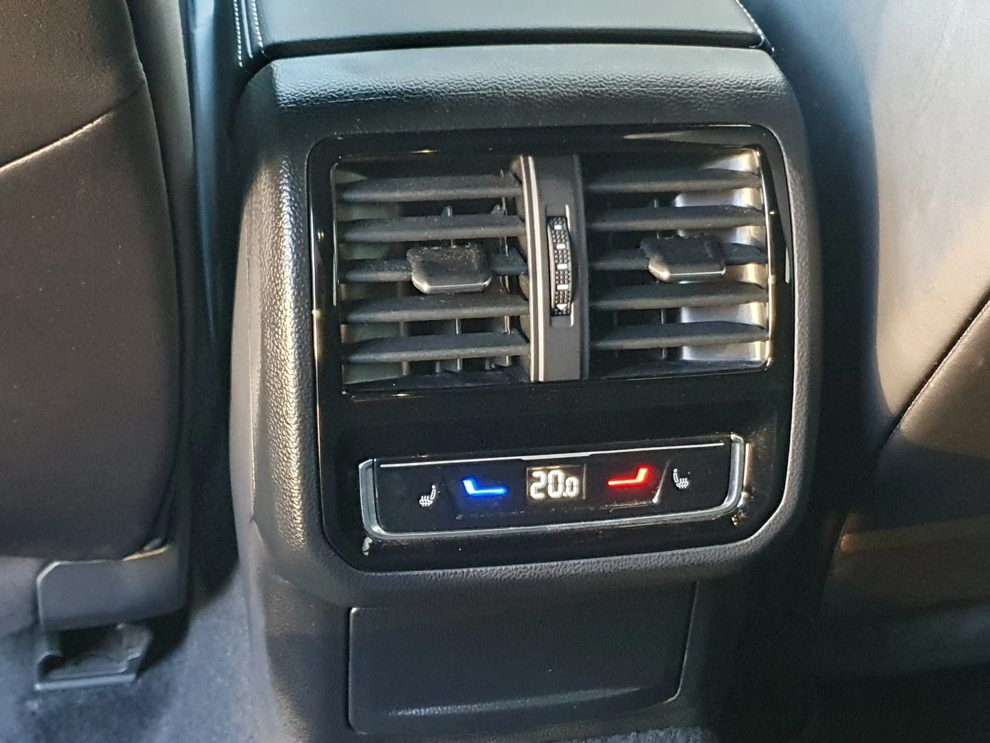 VW Arteon R-Line 2.0 TDI SCR 4MOTION DSG, снимка 13 - Автомобили и джипове - 52686499