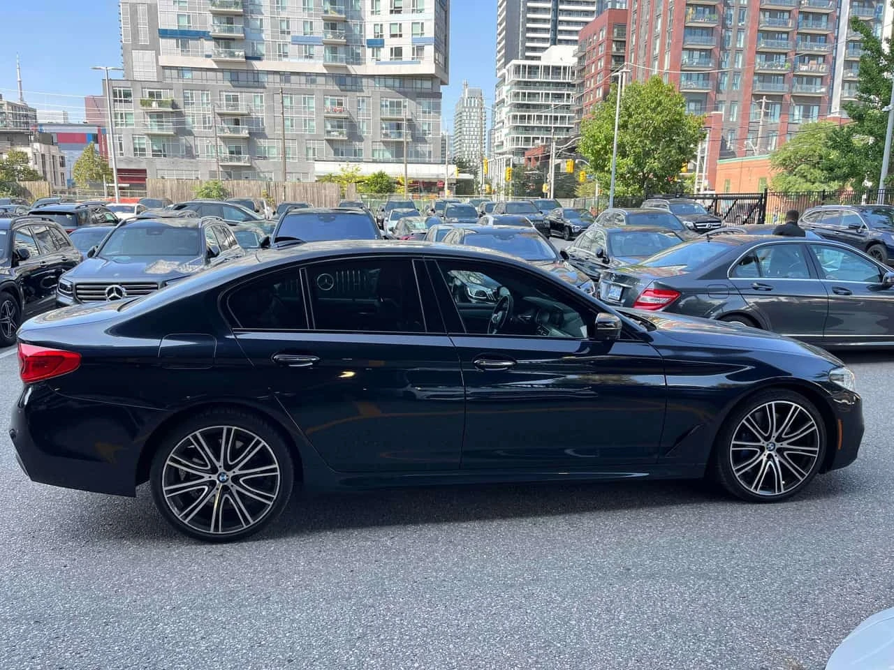 BMW 540 * xDrive * HARMAN * ДИГИТАЛНО ТАБЛО * ДИСТРОНИК * , снимка 3 - Автомобили и джипове - 55755101