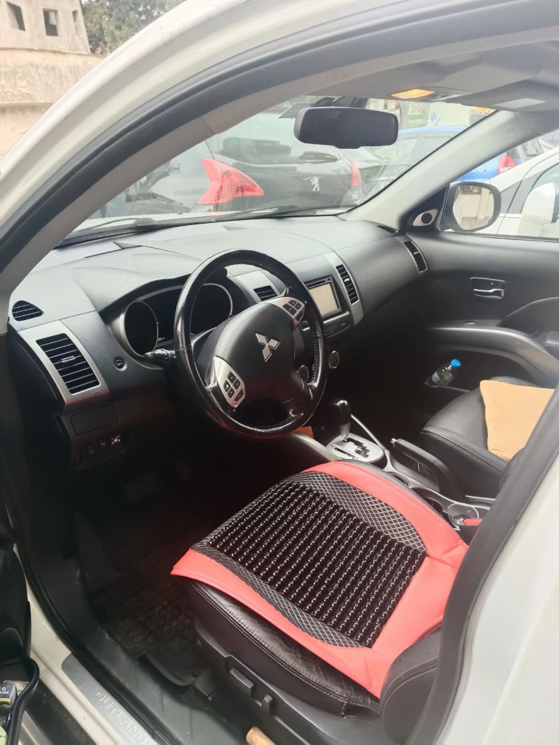 Mitsubishi Outlander, снимка 11 - Автомобили и джипове - 52788626