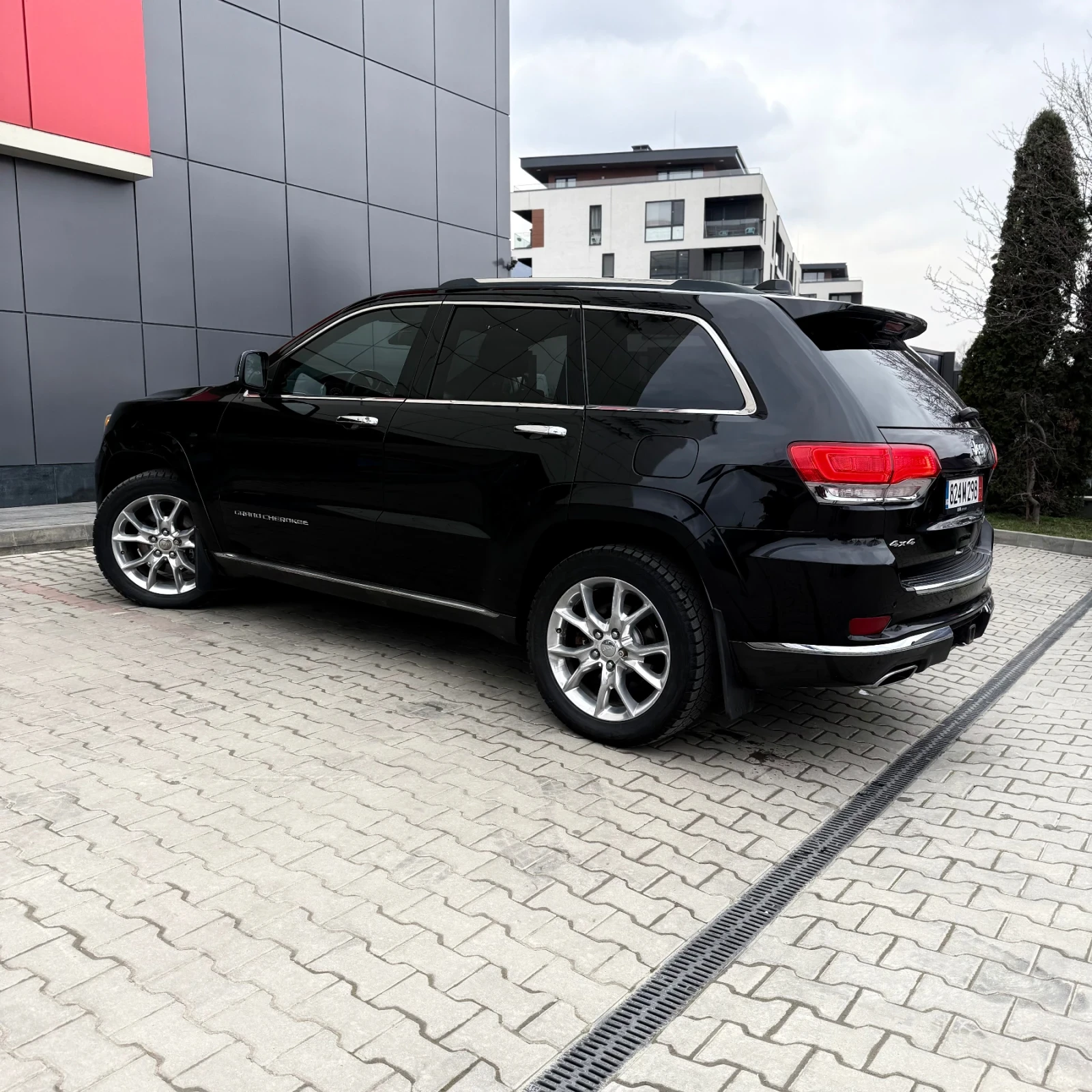 Jeep Grand cherokee НАЛИЧЕН* 5.7HEMI* Summit* 8ZF* Всички екстри* , снимка 3 - Автомобили и джипове - 53917739