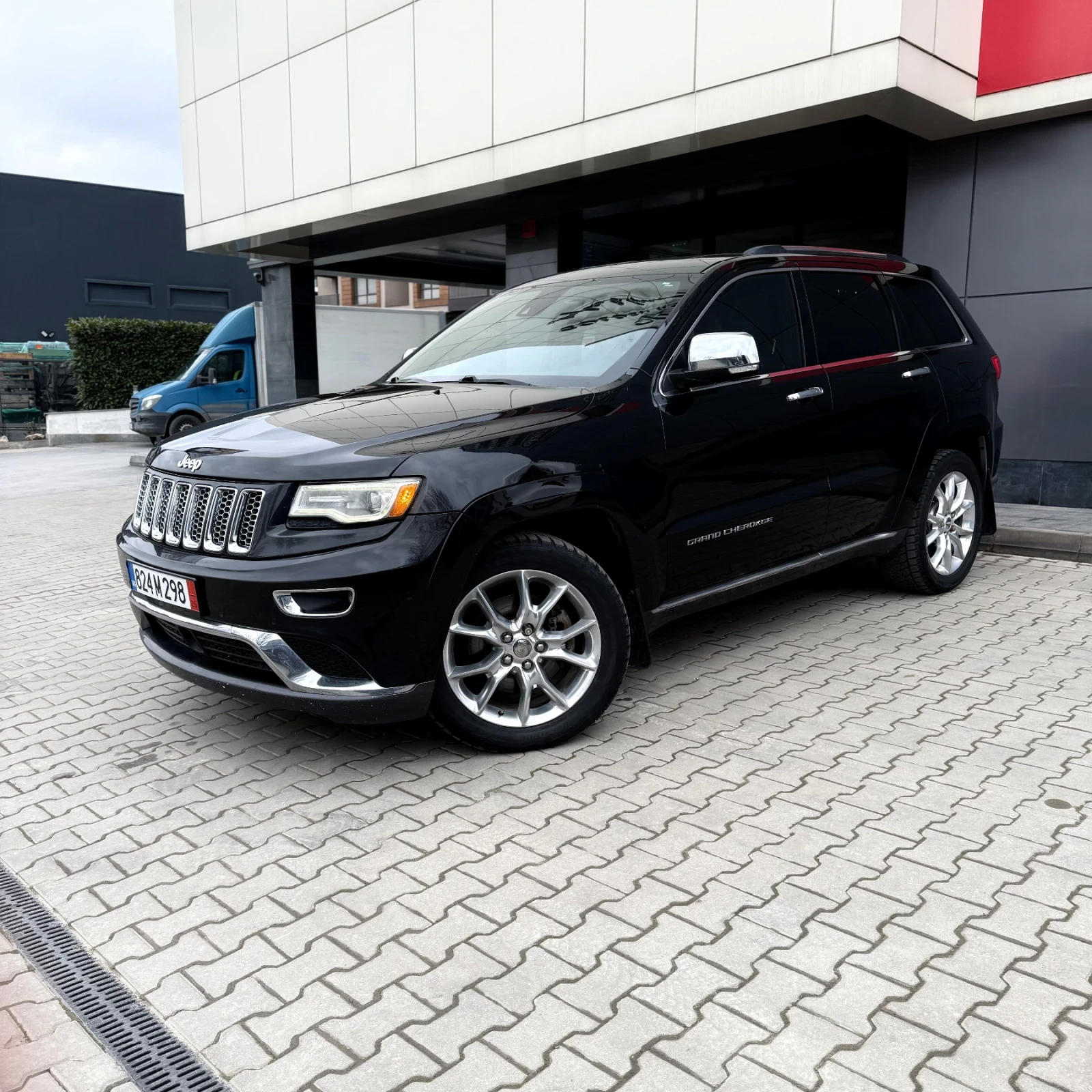 Jeep Grand cherokee НАЛИЧЕН* 5.7HEMI* Summit* 8ZF* Всички екстри* , снимка 2 - Автомобили и джипове - 53917739