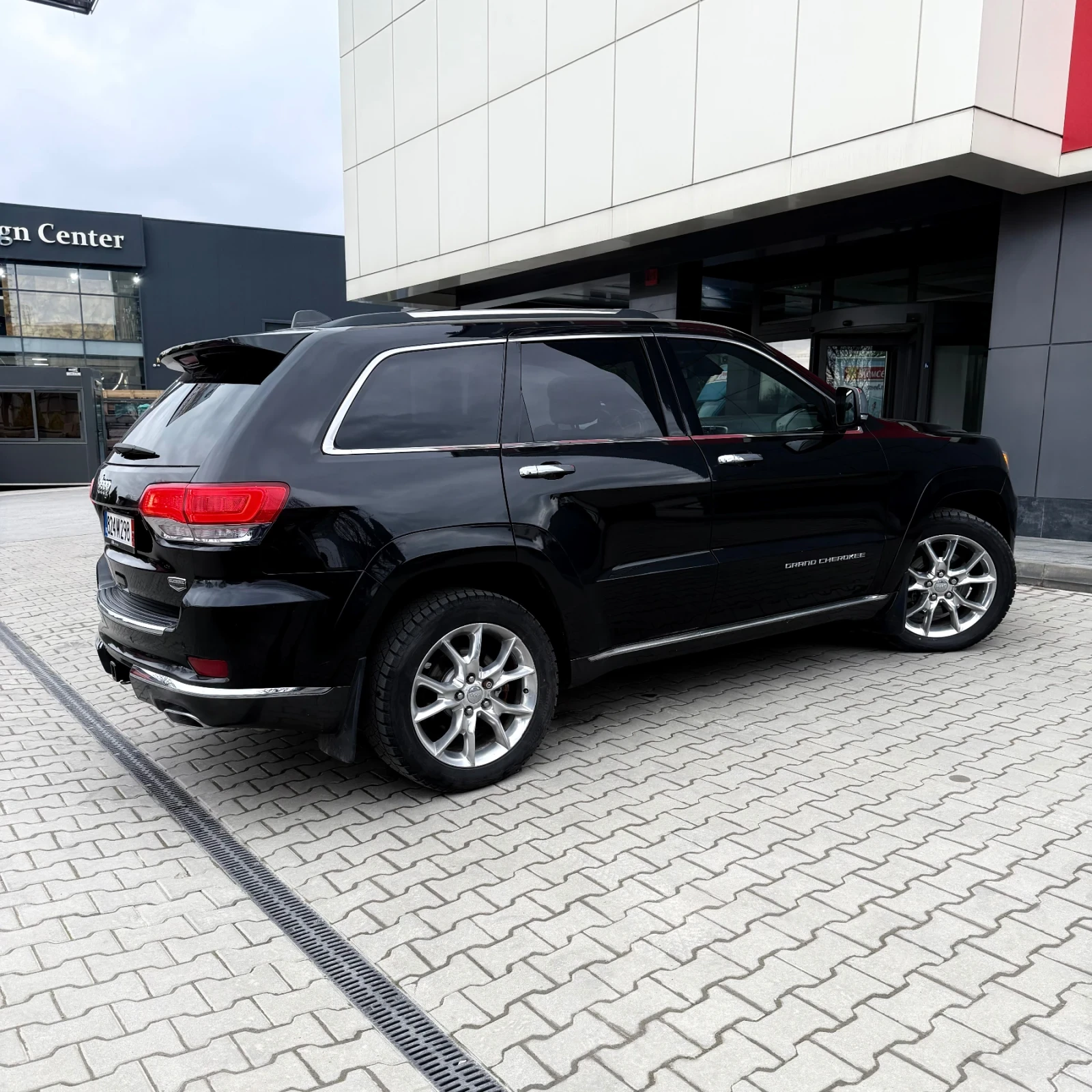 Jeep Grand cherokee НАЛИЧЕН* 5.7HEMI* Summit* 8ZF* Всички екстри* , снимка 4 - Автомобили и джипове - 53917739