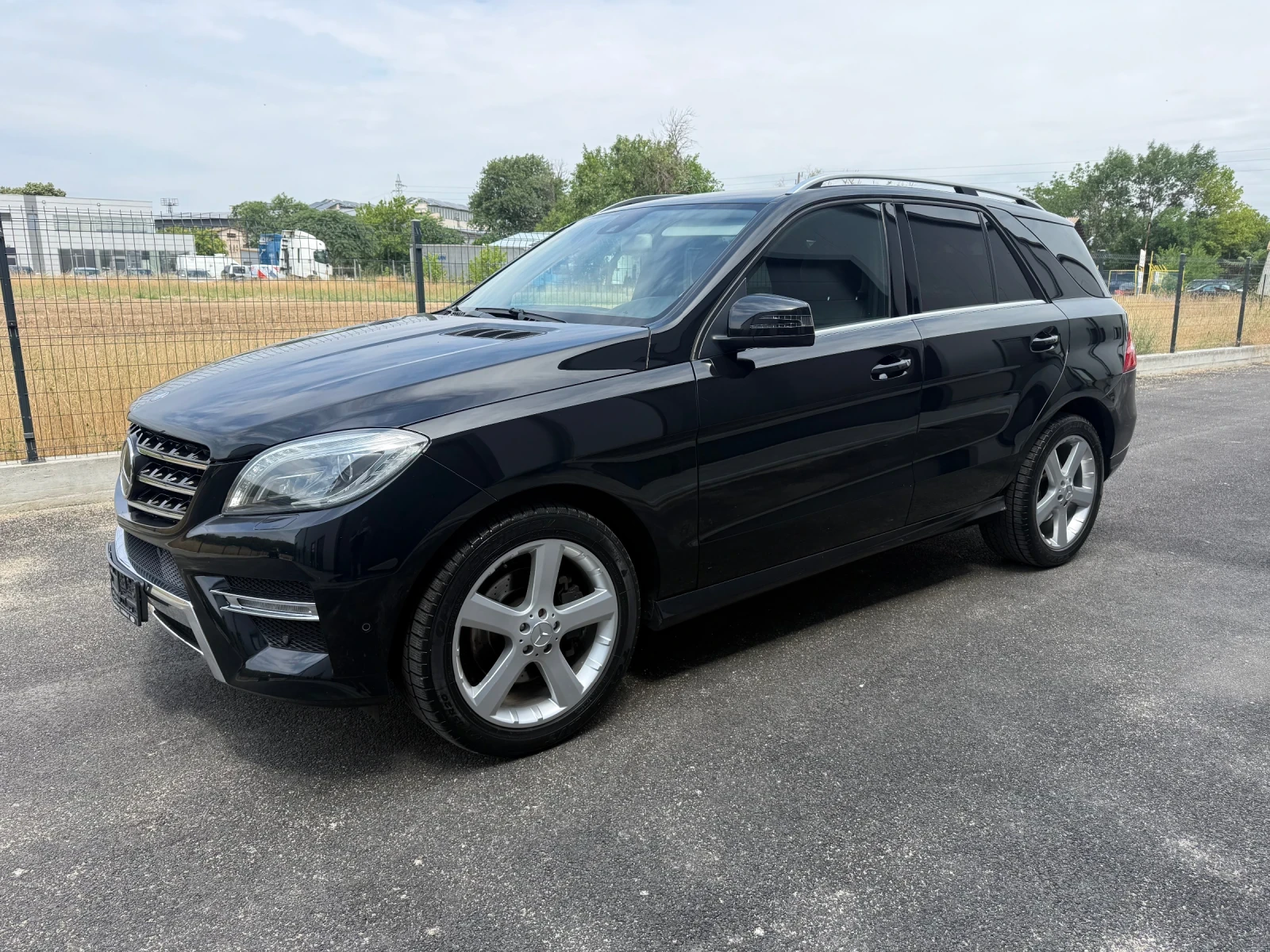 Mercedes-Benz ML 350 * AMG Пакет* Harman Kardon* , снимка 2 - Автомобили и джипове - 55971998