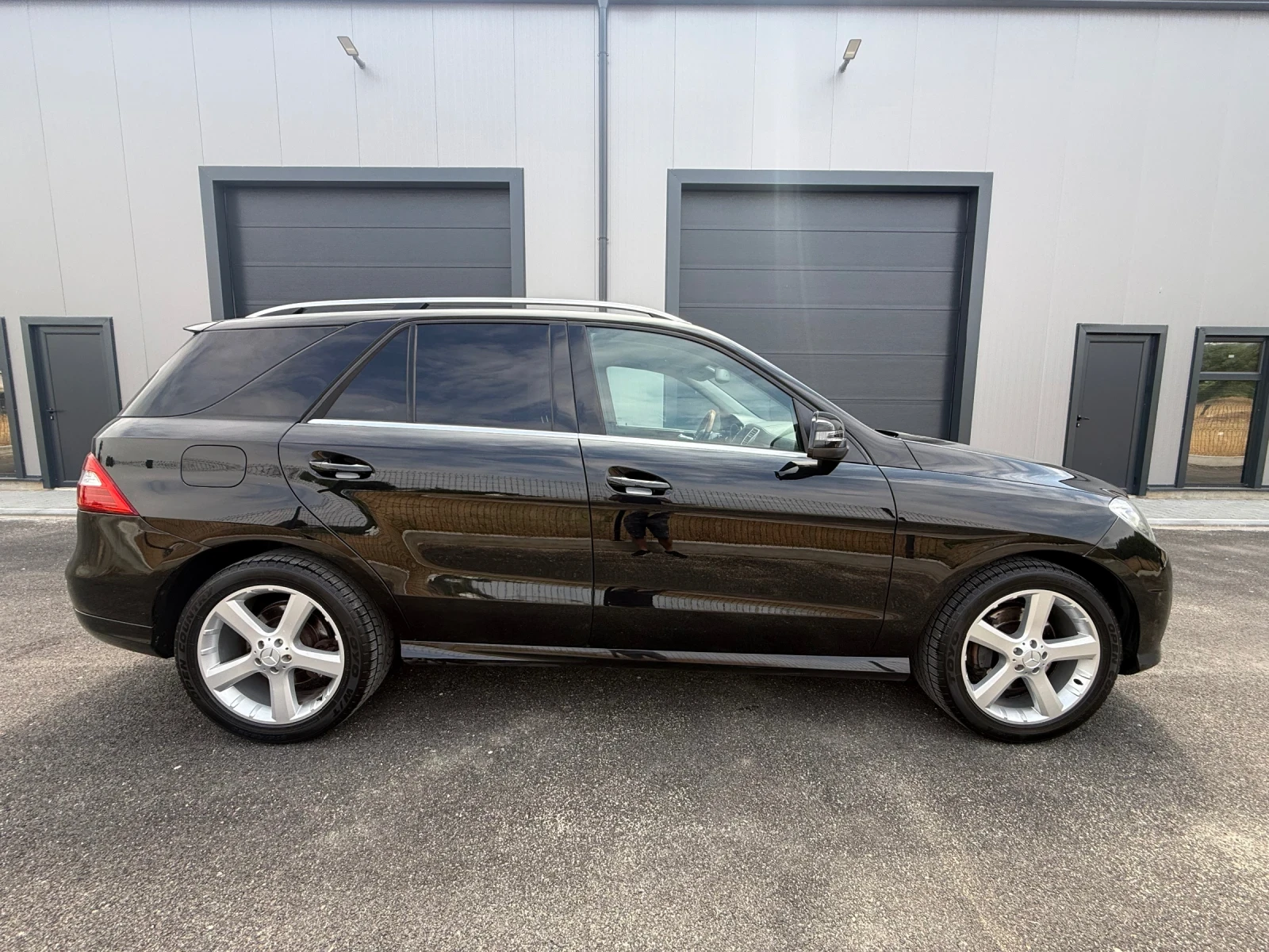Mercedes-Benz ML 350 * AMG Пакет* Harman Kardon* , снимка 3 - Автомобили и джипове - 55971998