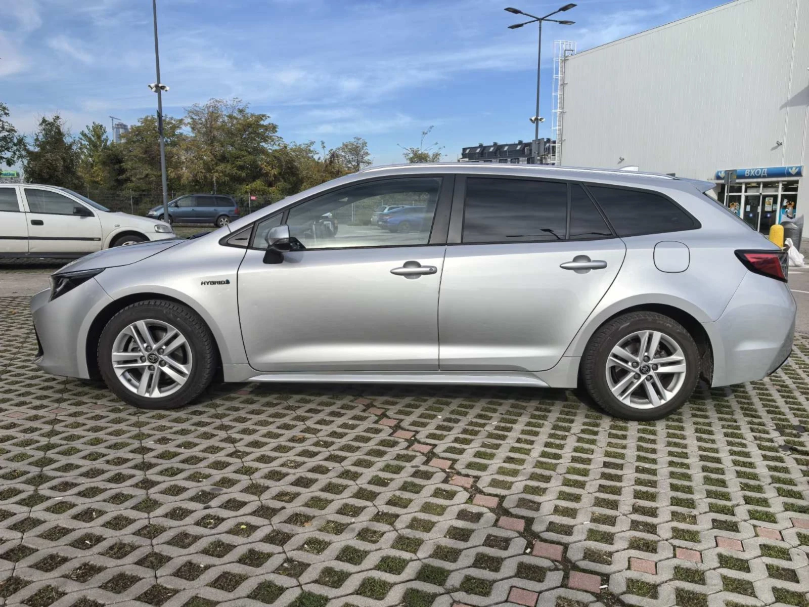 Toyota Corolla 1.8i HYBRID  - изображение 8