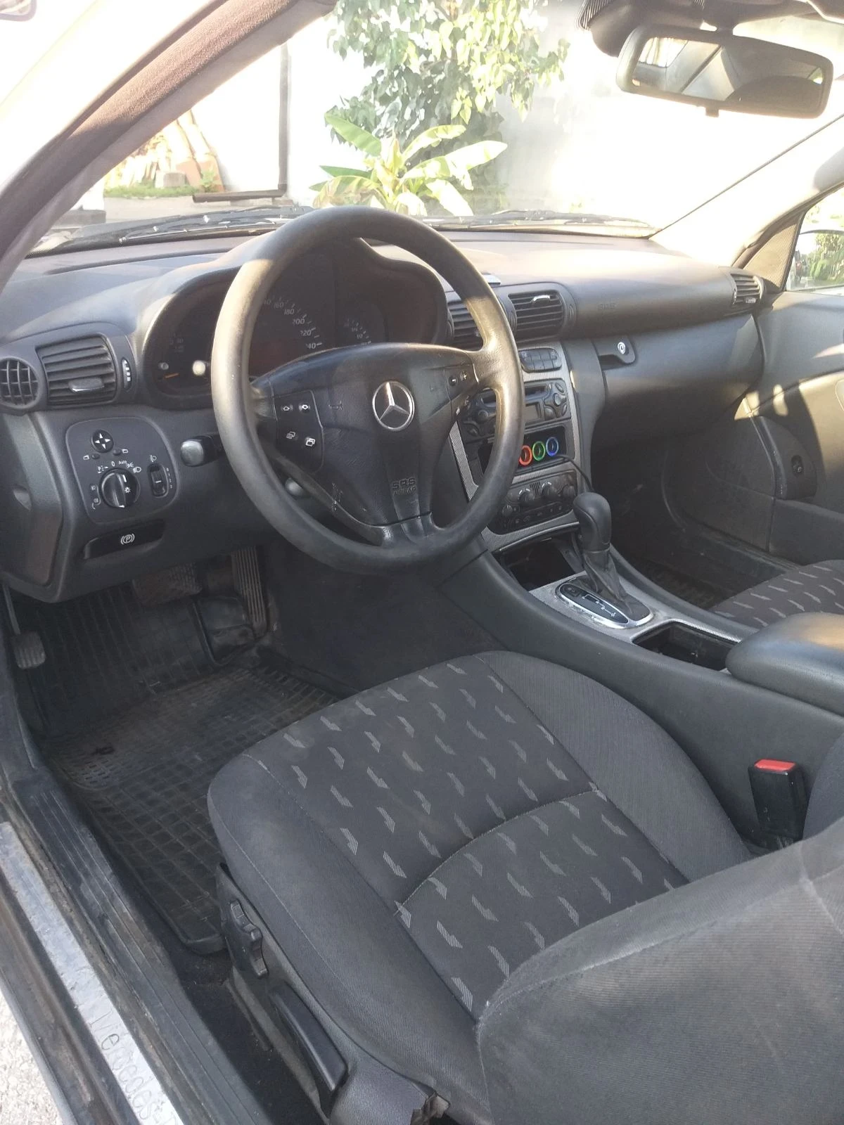 Mercedes-Benz C 220 Купе, снимка 9 - Автомобили и джипове - 54020442