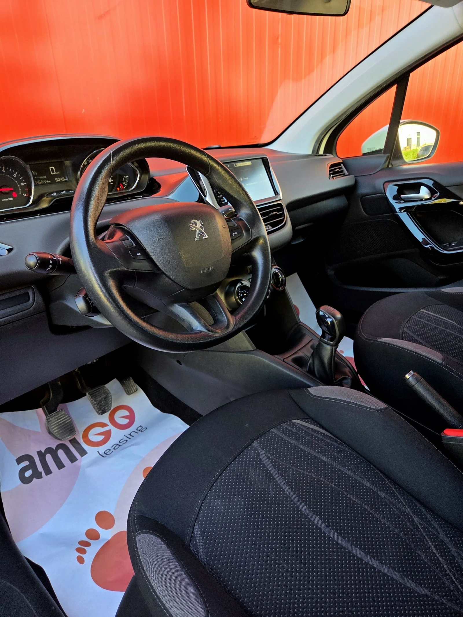 Peugeot 208 1.2i 82к.с, снимка 7 - Автомобили и джипове - 54343548