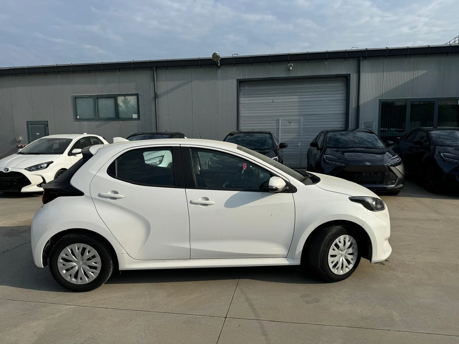 Toyota Yaris HYBRID 1.5 , снимка 2 - Автомобили и джипове - 54824152