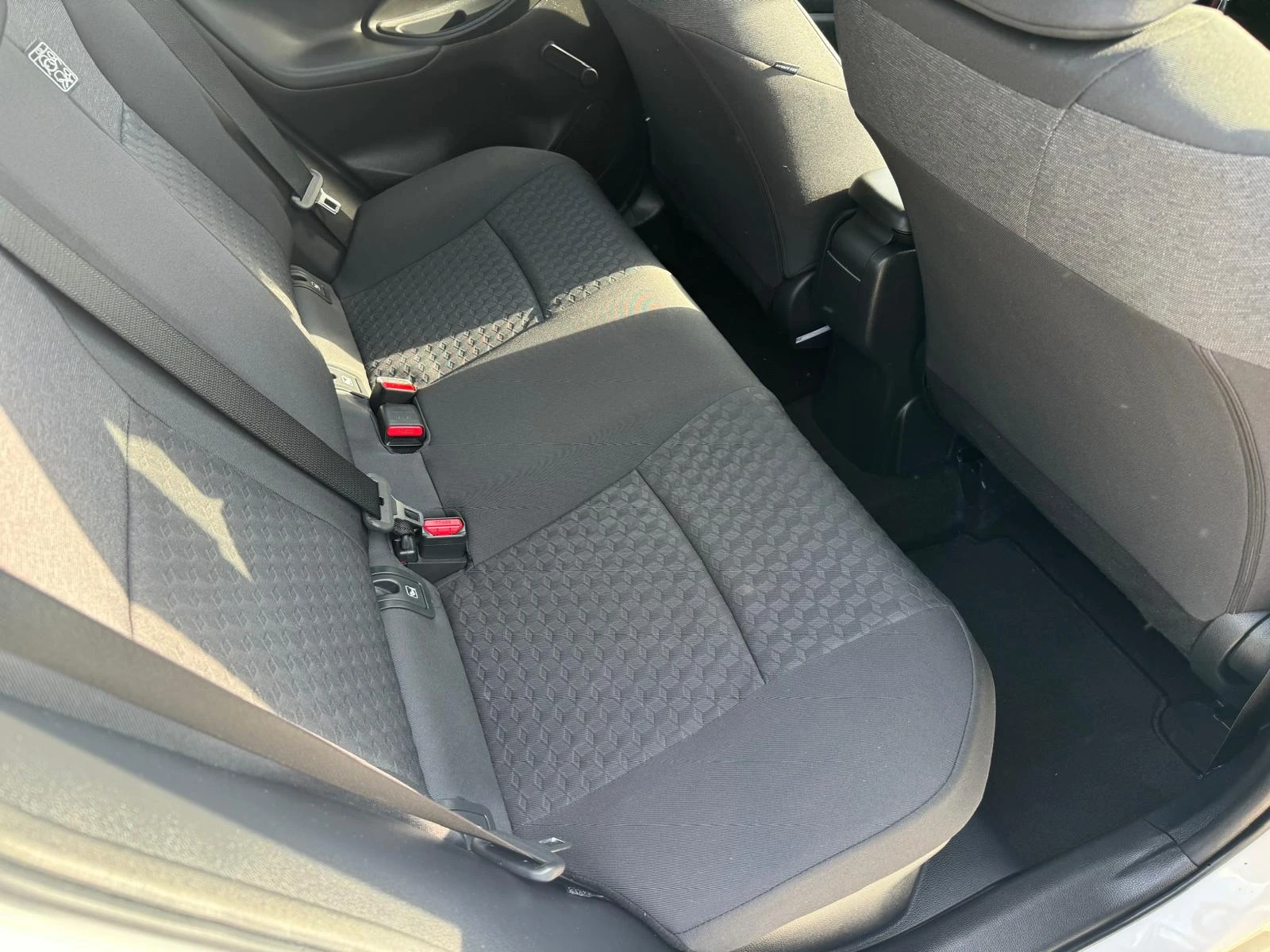 Toyota Yaris HYBRID 1.5 , снимка 11 - Автомобили и джипове - 54824152