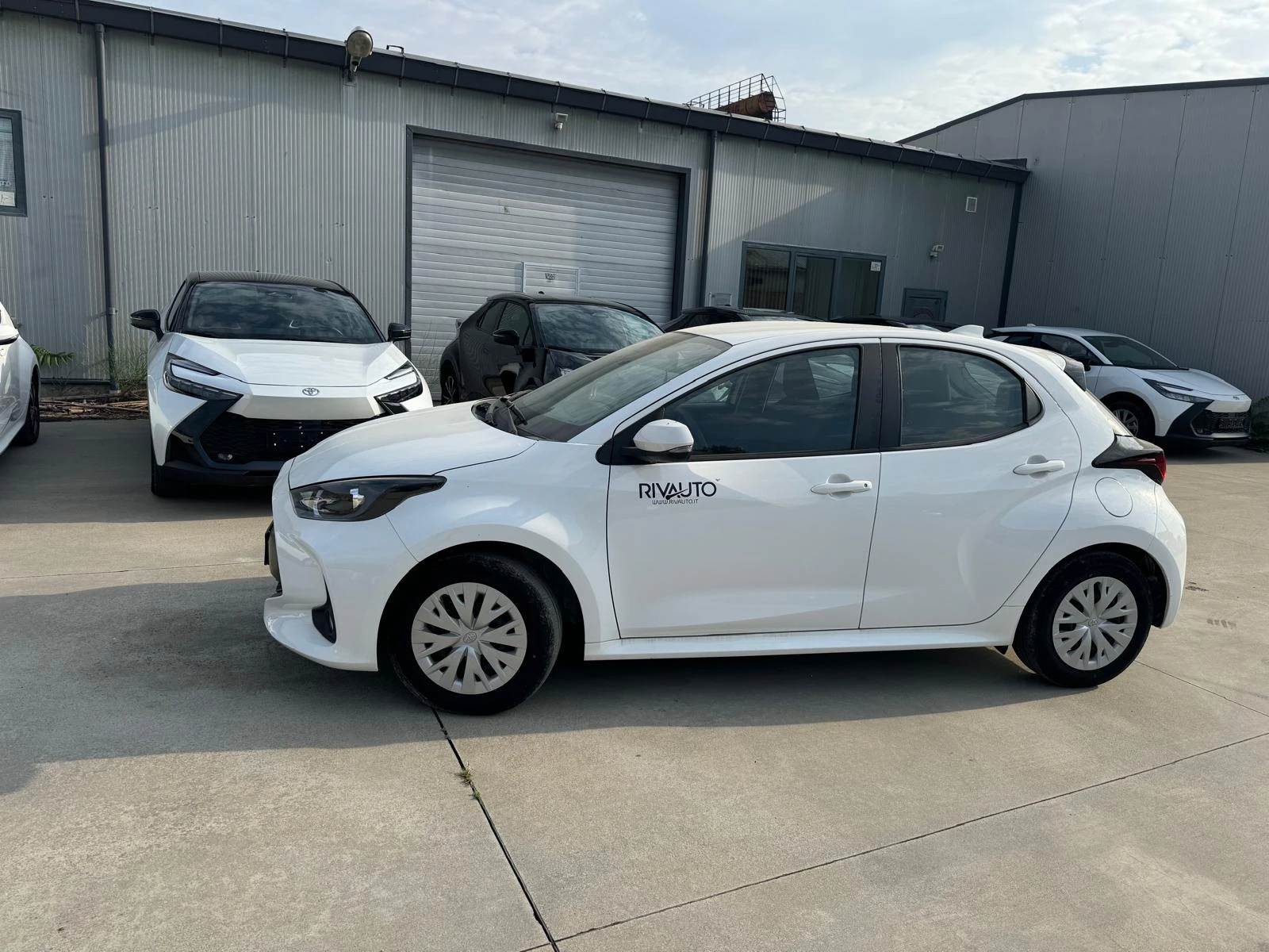 Toyota Yaris HYBRID 1.5 , снимка 3 - Автомобили и джипове - 54824152