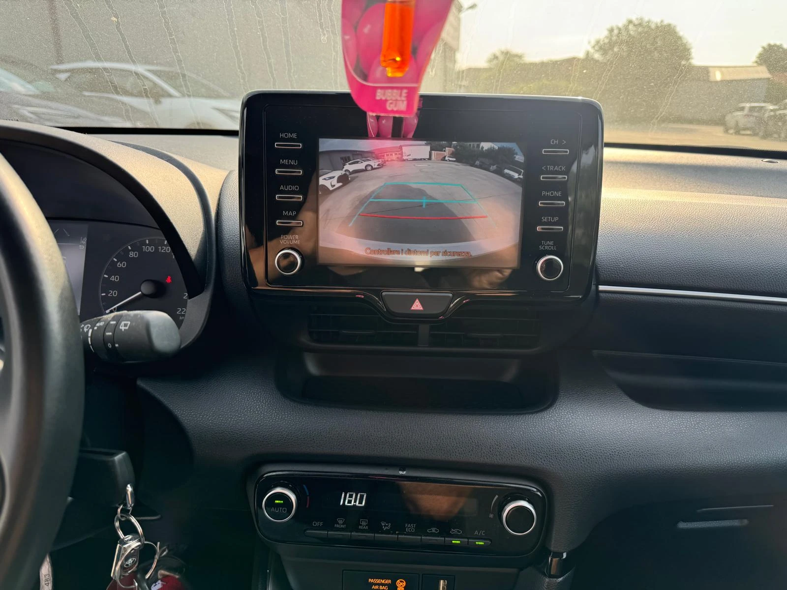 Toyota Yaris HYBRID 1.5 , снимка 9 - Автомобили и джипове - 54824152