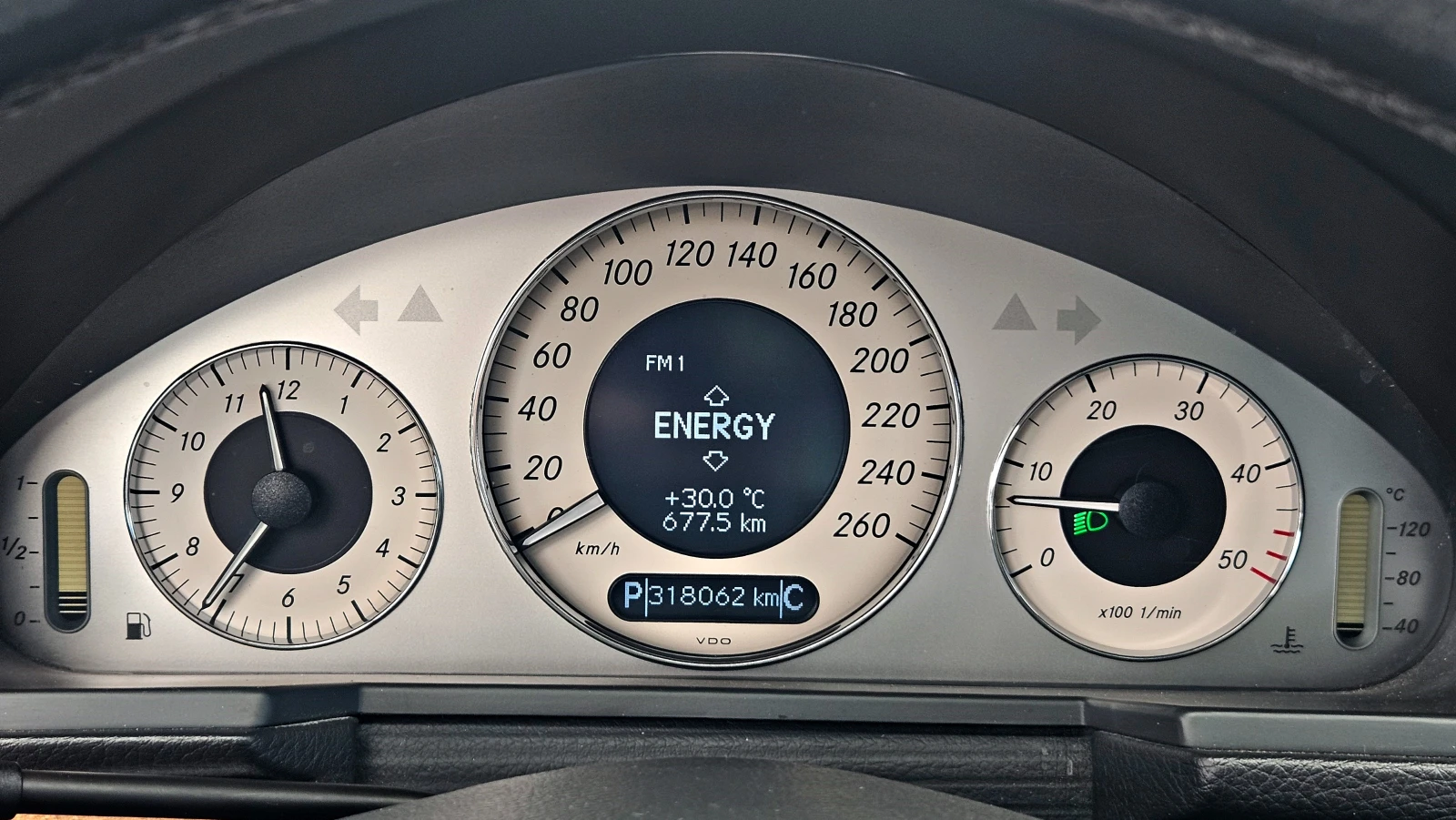 Mercedes-Benz E 320 CDI/AVANTGARDE/PANORAMA/HARMAN/KARDON/, снимка 10 - Автомобили и джипове - 54972281