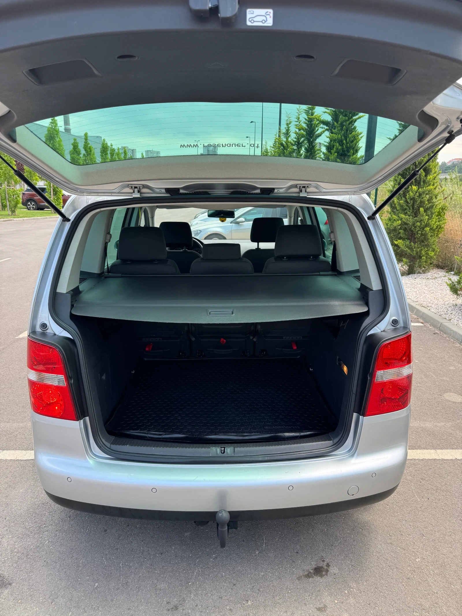 VW Touran, снимка 6 - Автомобили и джипове - 55377676