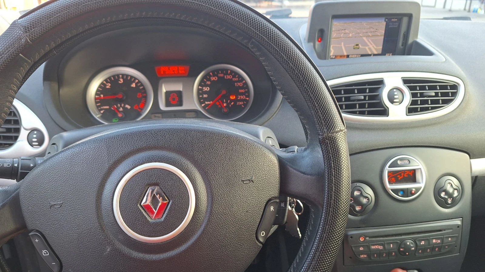Renault Clio, снимка 5 - Автомобили и джипове - 55630375