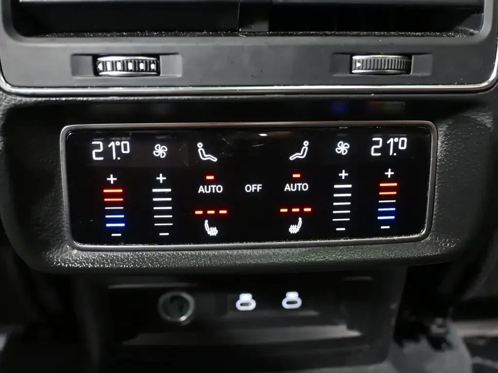 Audi Q7 S-line* 7МЕСТА* СВЕТЪЛ САЛОН* 360* ОБДУХ* B&O* , снимка 15 - Автомобили и джипове - 56118502