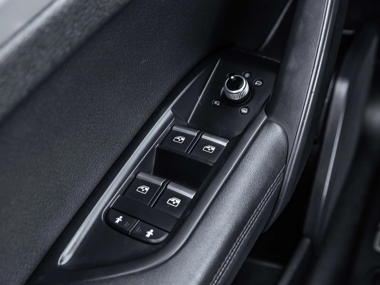 Audi Q5 E Plug-In Hybrid Quattro AWD | Panoramic Sunroof |, снимка 15 - Автомобили и джипове - 56660309