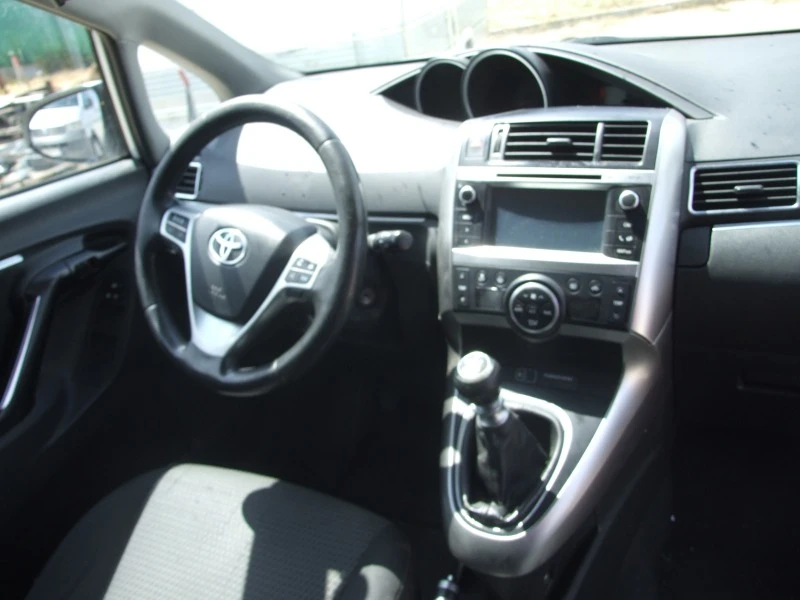 Toyota Verso 1.6 D, снимка 8 - Автомобили и джипове - 46569813