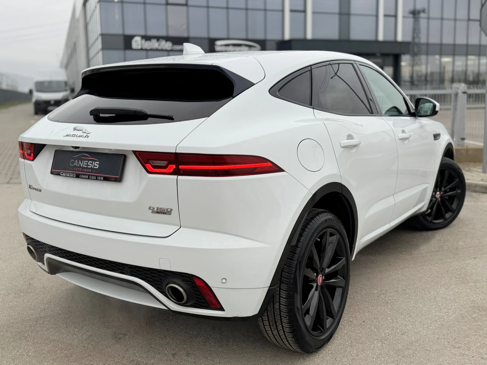 Jaguar E-pace 2.0D* R-DYNAMIC* AWD* LED* CAMERA* CARPLAY - изображение 4