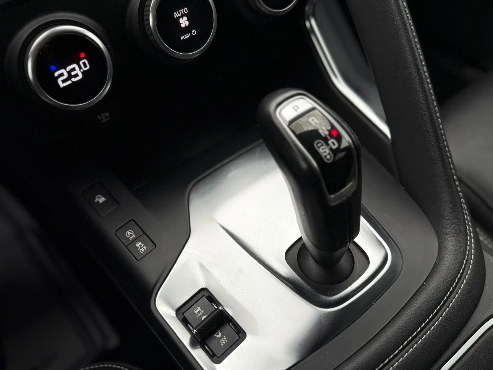 Jaguar E-pace 2.0D* R-DYNAMIC* AWD* LED* CAMERA* CARPLAY | Mobile.bg � ����������� 13