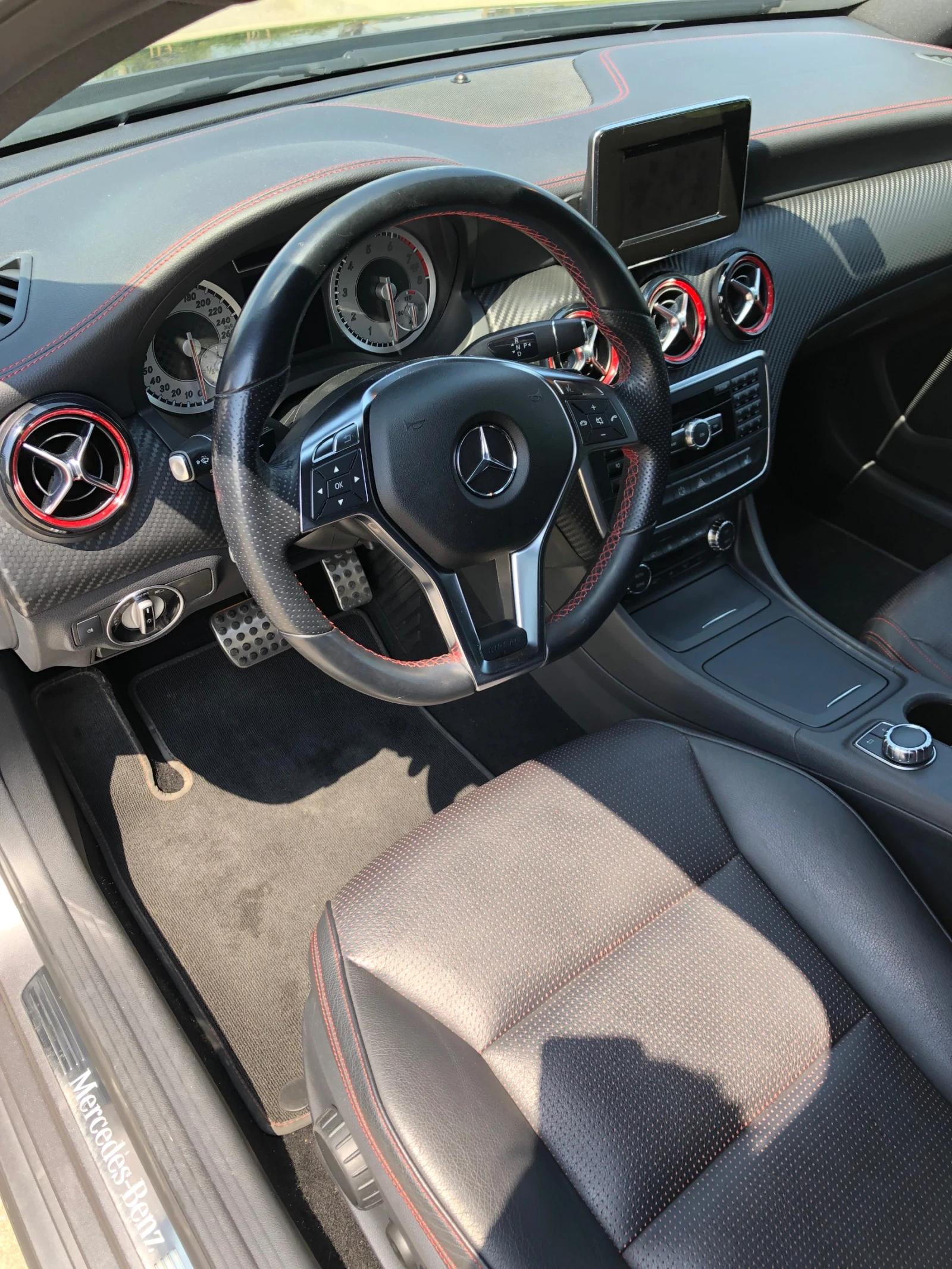 Mercedes-Benz A 250 AMG 4 MATIC, снимка 11 - Автомобили и джипове - 53876626