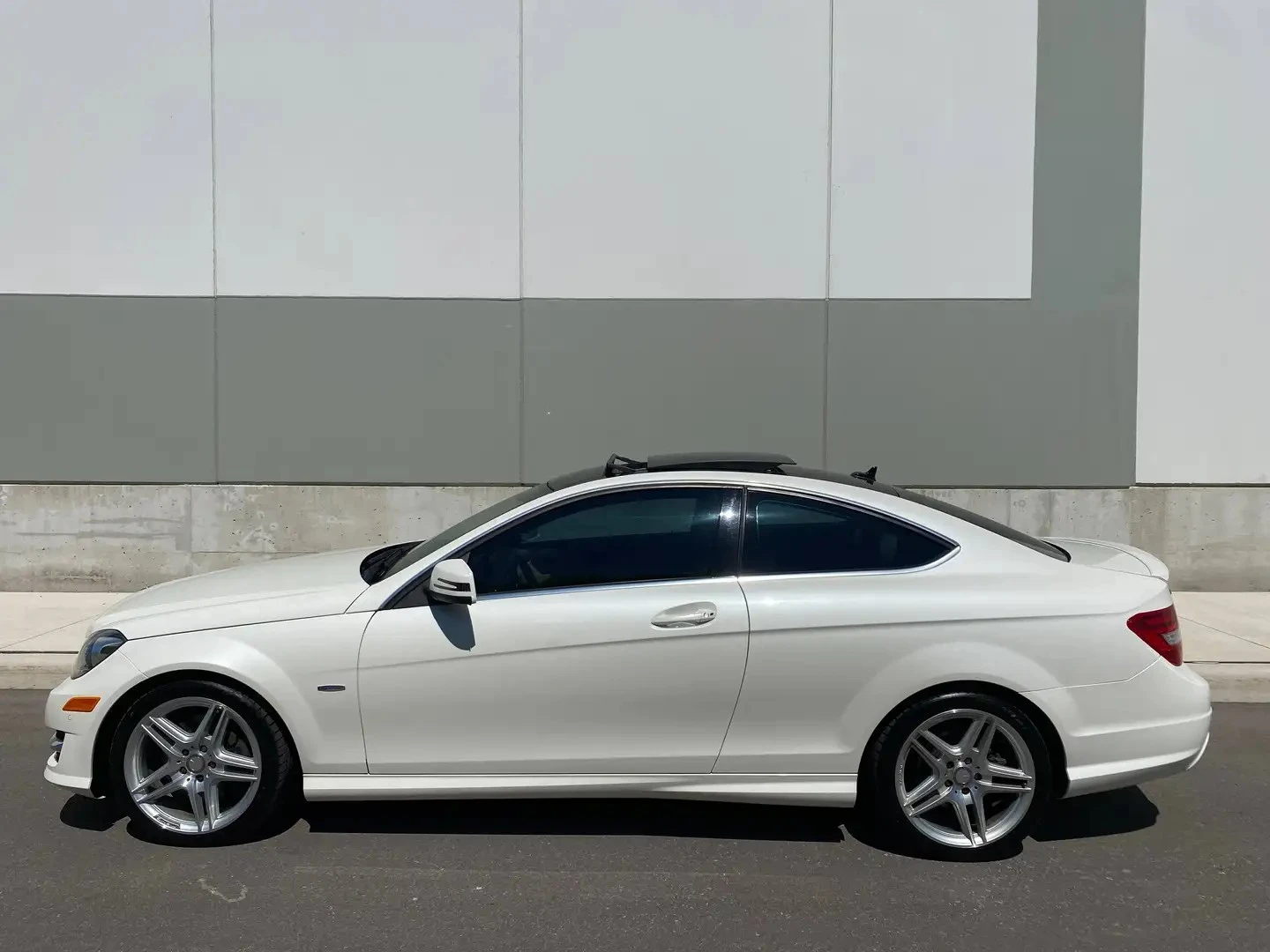Mercedes-Benz C 350 AMG COUPE* НАВИ* КАМЕРА* ПАНО* АВТОКРЕДИТ, снимка 2 - Автомобили и джипове - 55624130
