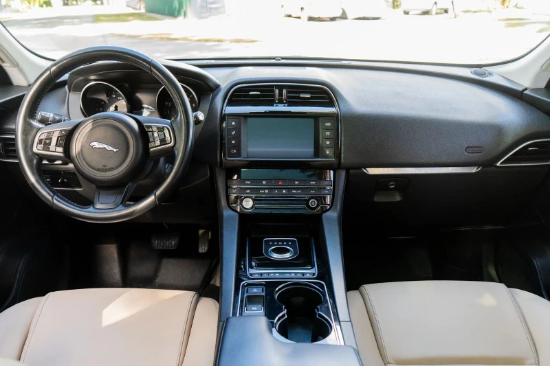 Jaguar F-PACE Premium, снимка 8 - Автомобили и джипове - 53153127