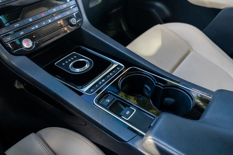 Jaguar F-PACE Premium, снимка 11 - Автомобили и джипове - 53153127