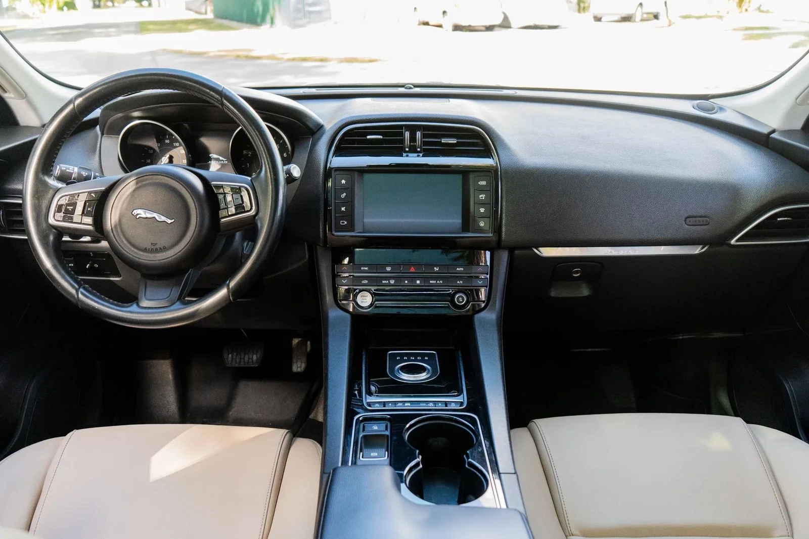 Jaguar F-PACE Premium - изображение 8