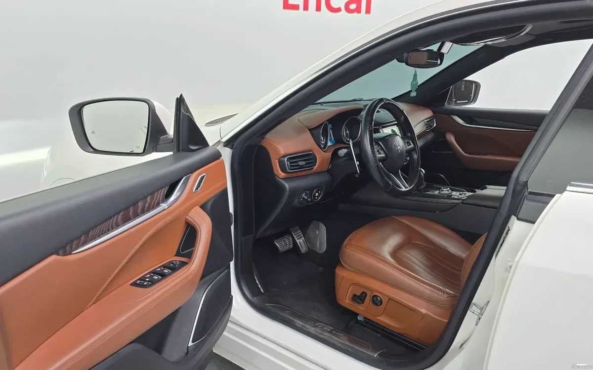 Maserati Levante Sport Pack* Grain Leather* Skyhook Suspension, снимка 5 - Автомобили и джипове - 54655961