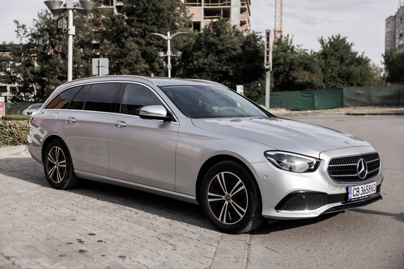 Mercedes-Benz E 220 50 хил. Силвър Стар Пълна история Облужена Лизинг, снимка 3 - Автомобили и джипове - 54588531