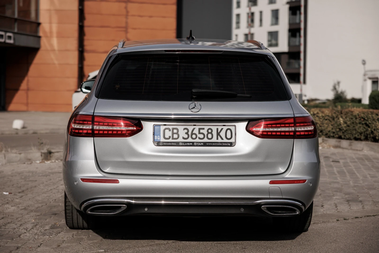 Mercedes-Benz E 220 50 хил. Силвър Стар Пълна история Облужена Лизинг, снимка 4 - Автомобили и джипове - 54588531