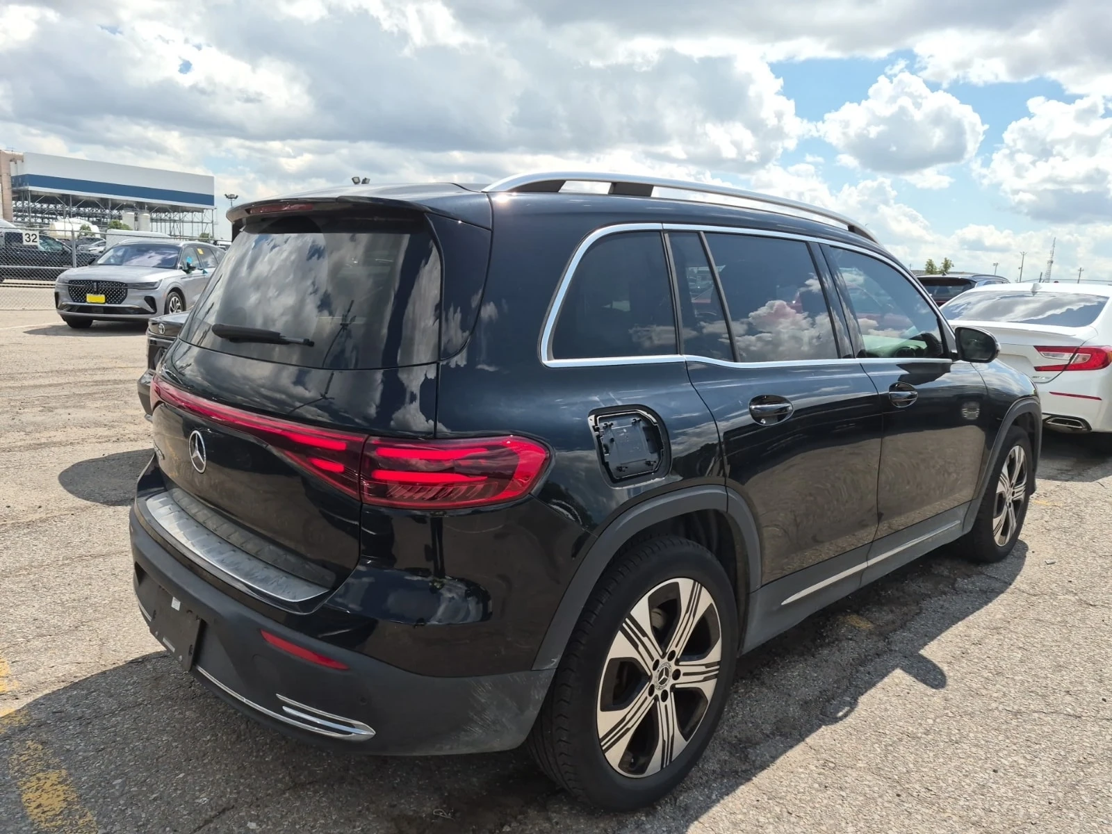 Mercedes-Benz EQB  250+ / АВТОКРЕДИТ / ЦЕНА ДО БЪЛГАРИЯ, снимка 3 - Автомобили и джипове - 56023281