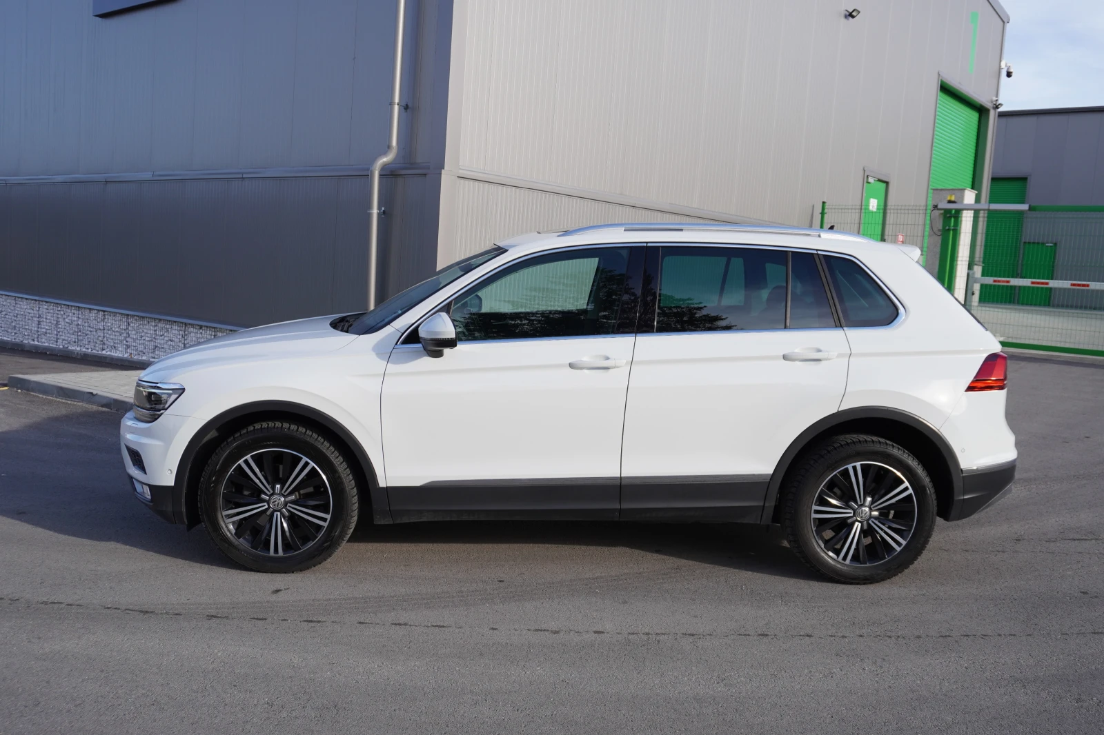 VW Tiguan 2.0TDI 4MOTION/DSG/VIRTUAL COCKPIT/MATRIX LED/PANO, снимка 2 - Автомобили и джипове - 54072552